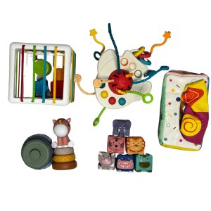 The Baby Supply Montessori Speelbox – 6-in-1 Educatief Speelplezier voor je Baby | Sensorische & Motorische Ontwikkeling Stimuleer de ontwikkeling van je baby met de The Baby Supply Montessori Speelbox. Deze veelzijdige 6-in-1 speelbox biedt een perfecte mix van plezier en educatie, volledig geïnspireerd op de Montessori-methode. De zorgvuldig samengestelde speeltjes stimuleren de fijne en grove motoriek, zintuiglijke waarneming en cognitieve vaardigheden van je kindje. Geschikt voor baby's vanaf 6 maanden en ontworpen voor eindeloos leerplezier! Wat zit er in de Montessori Speelbox? Zachte Siliconen Stapelringen 6 kleurrijke ringen in verschillende formaten en texturen. Stimuleert het probleemoplossend denken, hand-oogcoördinatie en vroeg begrip van grootte en volgorde. Stapelblokjes met Dierenvormen 6 zachte blokjes met schattige dierenvormen. Perfect voor het herkennen van dieren, texturen en het stapelen van blokken. UFO-vormig Sensorisch Speelgoed met Trekkoorden Trek en ontdek! De koorden bieden variërende weerstand en texturen. Bevordert de fijne motoriek, nieuwsgierigheid en zintuiglijke verkenning. Vormendoos met Insteekblokken Leer vormen en kleuren herkennen door de blokjes in de juiste openingen te plaatsen. Ondersteunt probleemoplossend denken, concentratie en coördinatie. Tissue Box Toy – Trek en Verken Kinderen zijn gefascineerd door tissues! Deze veilige box bevat herbruikbare stoffen tissues. Stimuleert grijpreflex, tastzin en nieuwsgierigheid. Silicone Stapelblokken met Cijfers 6 zachte blokken met cijfers en diverse patronen. Perfect voor de eerste stappen richting tellen, vormen en textuur herkenning.