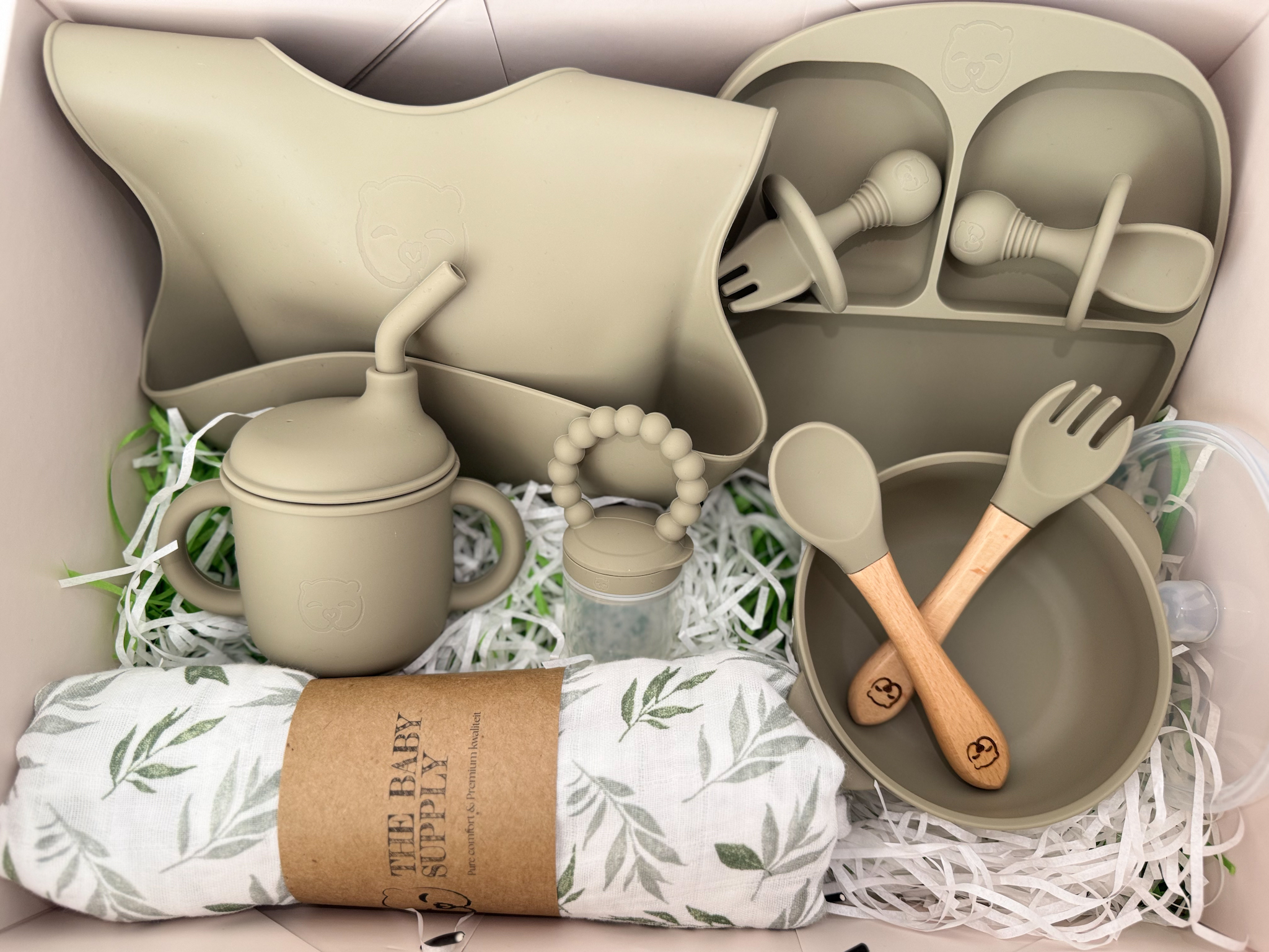 The Baby Supply – Botanical Baby Box | Olijfgroene Kraamcadeau Serviesset met Hydrofiele Doek - Image 2