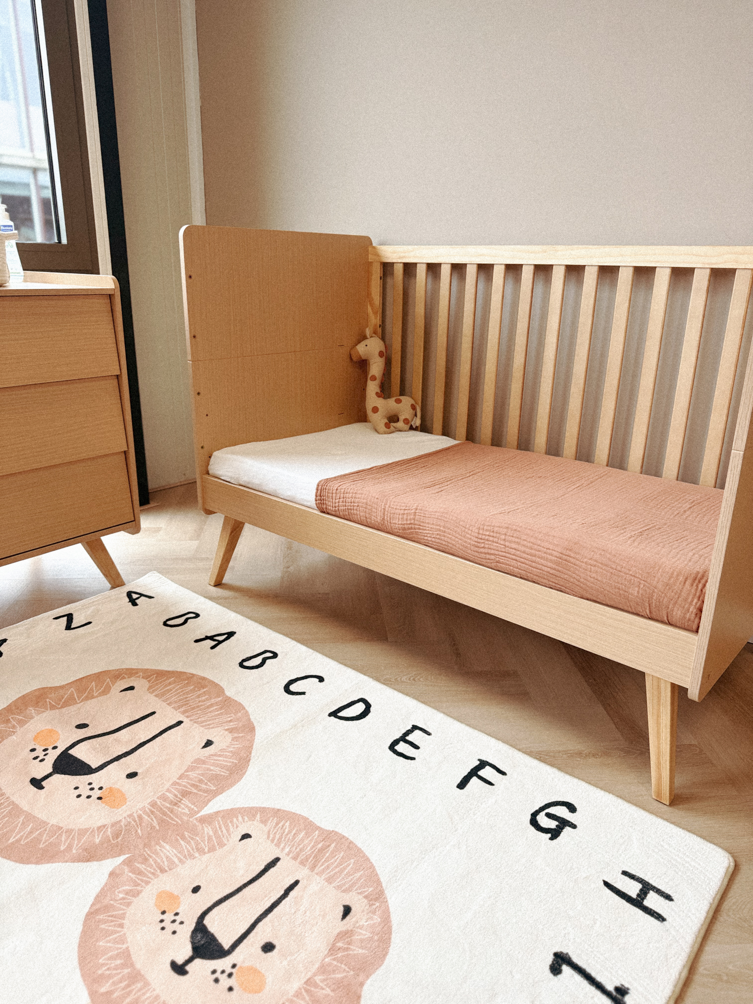 Kiyo Japandi Babykamer – Meegroei Ledikant 70x140 ; Commode - Image 5