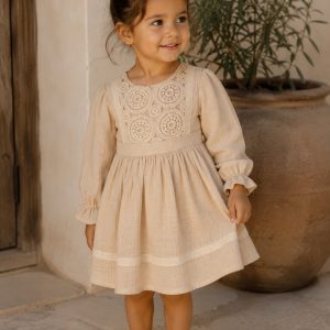 Isabelle Lace Dress meisjesjurk met gehaakt kanten bovenwerk en lange mousseline mouwen.