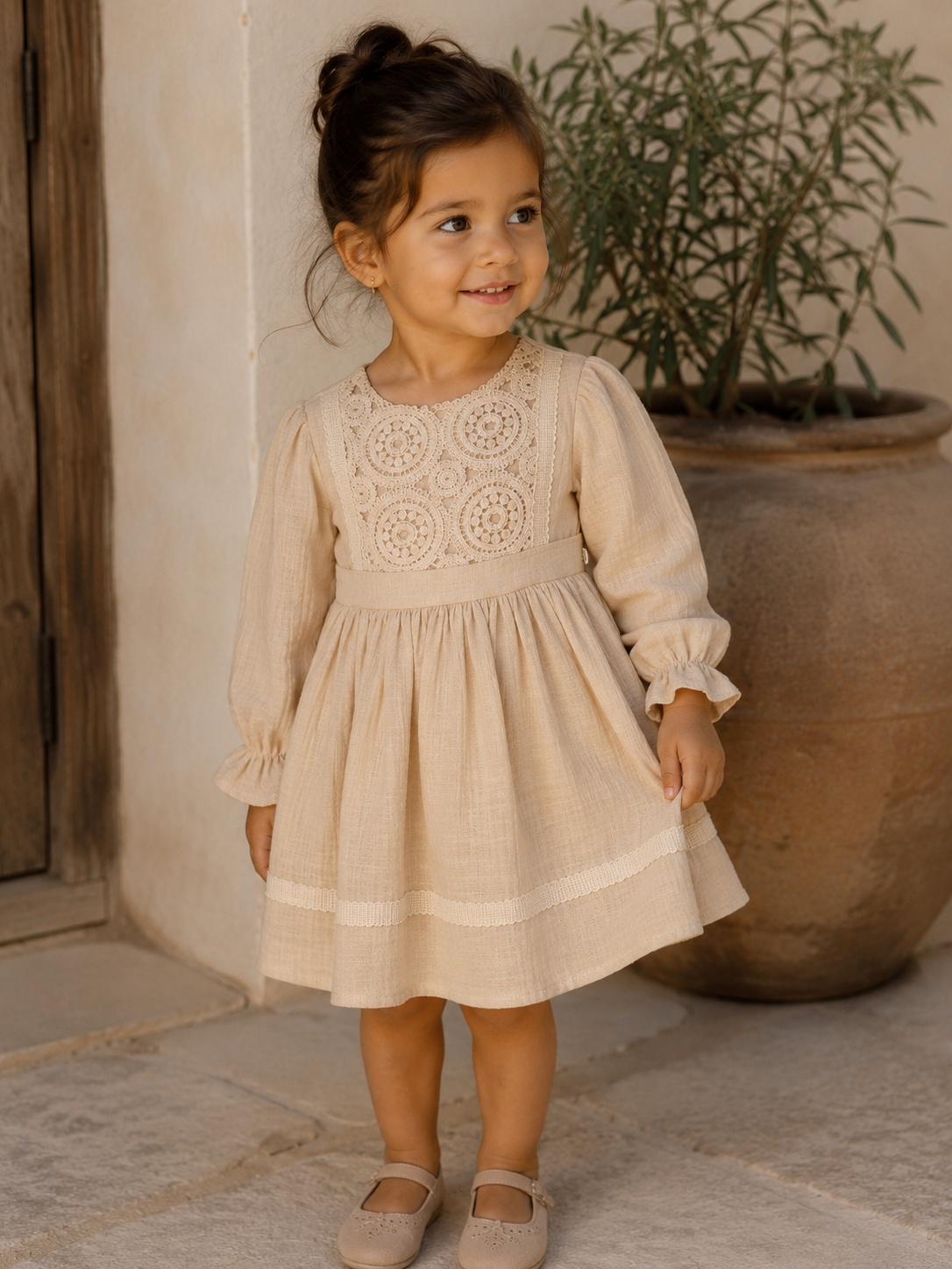 Isabelle Lace Dress meisjesjurk met gehaakt kanten bovenwerk en lange mousseline mouwen.
